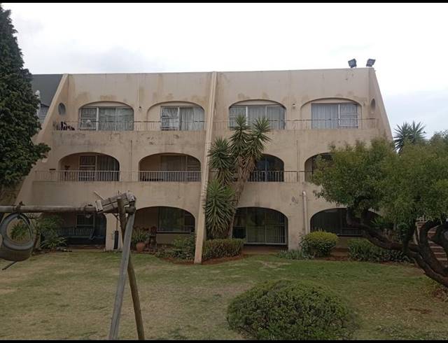 2 BEDROOM APARTMENT FOR SALE IN FLORIDA LAKE